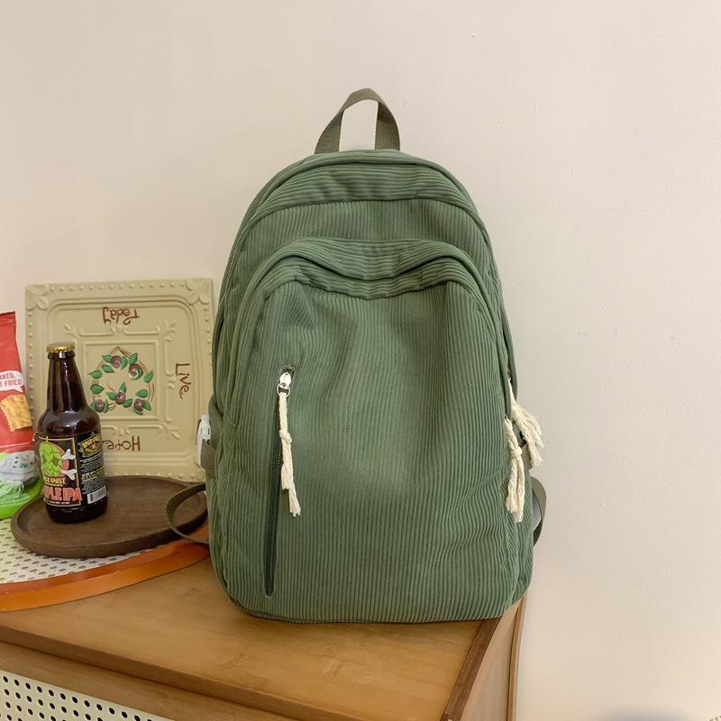 

В этом году среди учеников средней и старшей школы популярно использовать практичные ранцы, рюкзаки, легкий ретро-вельвет осенью. backpack зелёный