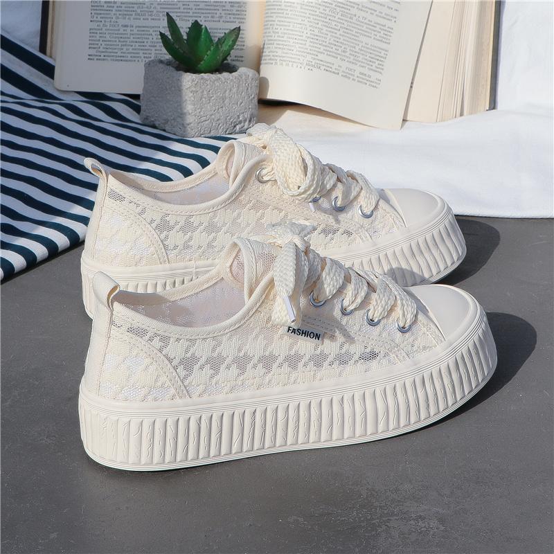 

Маленькие белые туфли женские сетчатые дышащие полые 2025 весна и лето универсальные тонкие новые парусиновые туфли на толстой подошве 35