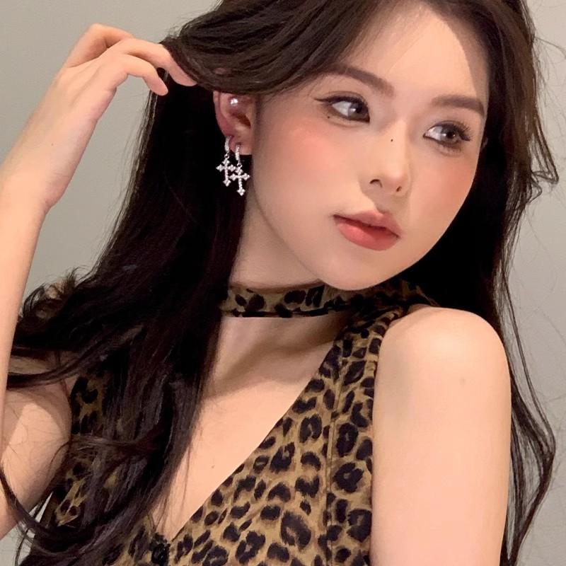 Cross-shaped Cold and Elegant Minimalist High-end Casual Luxury Personalized Style Stud Earrings for Women