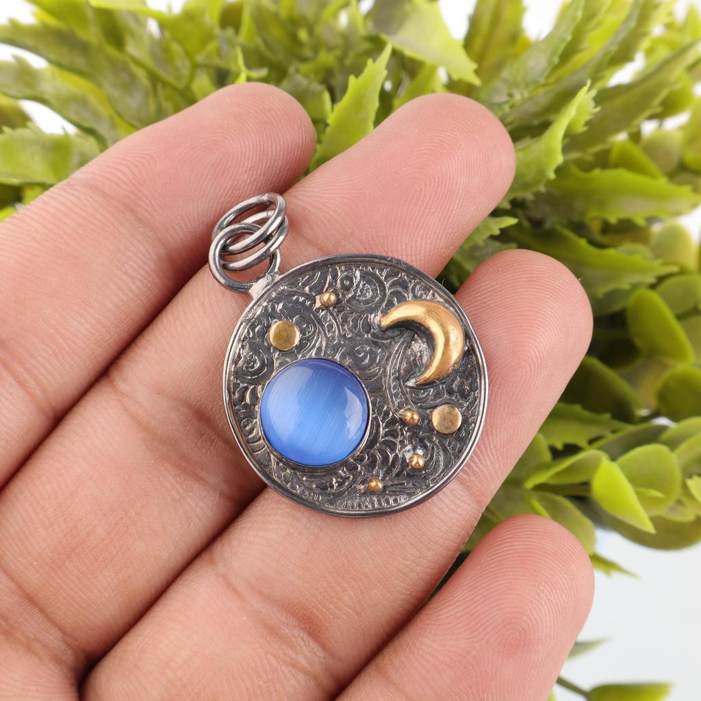 Přívěsek s drahokamem kočičí oko tmavě modré barvy, šperk z masivního stříbra ryzosti 925, ručně vyrobený designový přívěsek dárek pro sestru