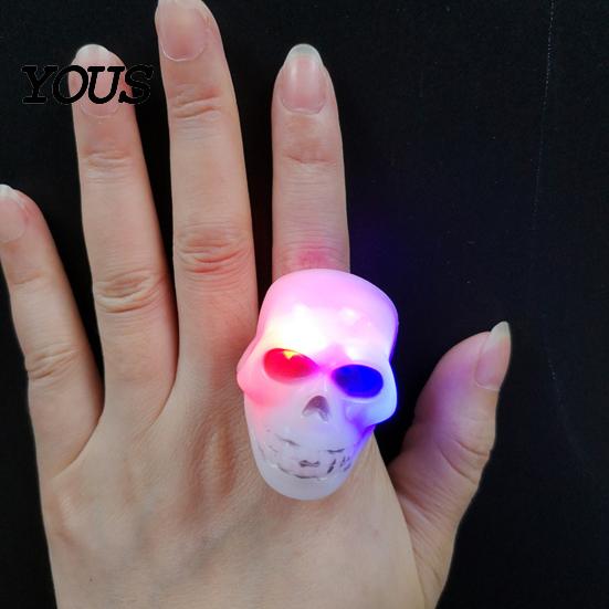 Bague sur le thème d'Halloween Anneaux LED, Anneaux de Doigt Lumineux Jouet pour Enfants Adultes, Décoration de Fête Effrayante Citrouille Fantôme Globule Oculaire Cadeaux Lumineux Friandises