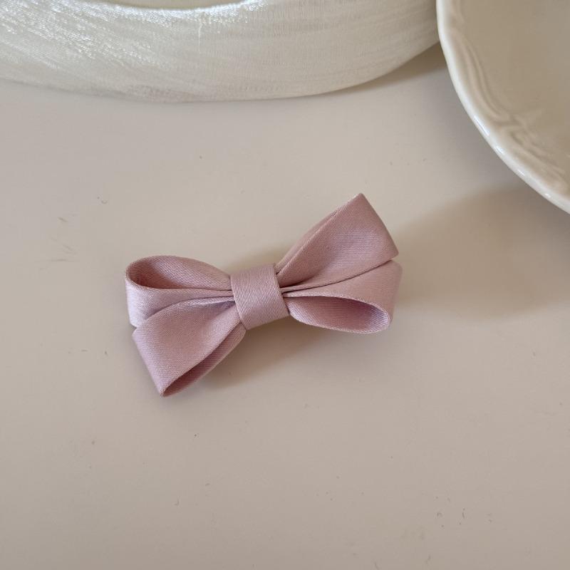 High-end, Stylish and Fashionable Hair Accessory with A Fringe, Featuring A Small Clip on The Forehead and A Butterfly Knot Design.
