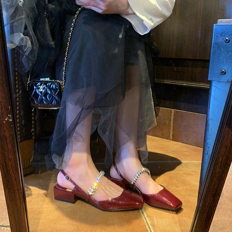 

Виноградная мать весна и лето стразы однословный бриллиантовый пояс задняя пустая квадратная голова мелкий вырез толстый каблук сумка голова Мэри Джейн сандалии женские 40