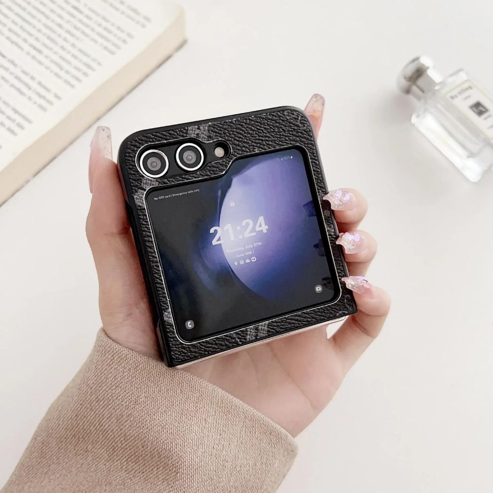 Capa de Celular de Luxo Business Sle Padrão Retrô V Duplo para Samsung Galaxy Z Flip 7 6 5 4 3 Bla Pulseira de Corrente Mulheres Capa Protetora