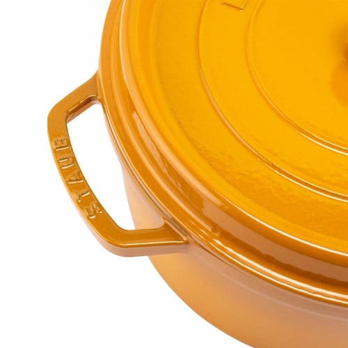 Staub Pico Cocotte Round 28cm Mustard/Yellow (1102812) - Enamel Pot with Handle, Rund Brater Mustard Yellow. This stylish cookware is perfect for kitc