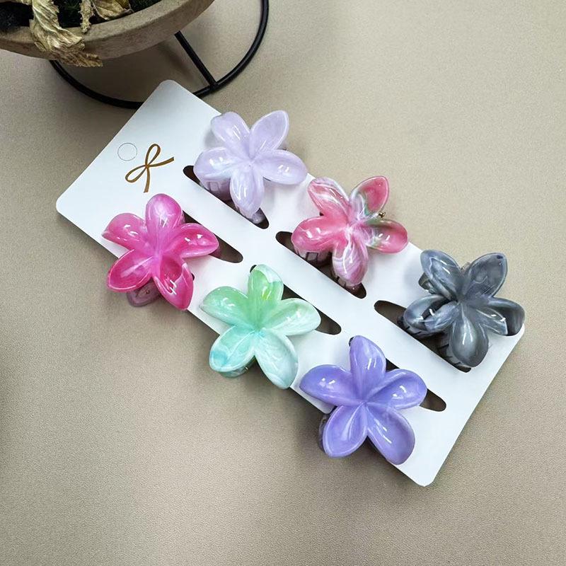 European & American 4CM Frangipani Claw Clip Hairpin - Fashionable Vacation Floral Accessory.