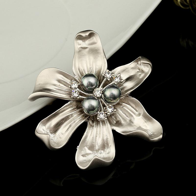 Fashion Retro Alloy Flower With Pearl Brooch Chest Flower Corsage Pearl Accessories Pin
