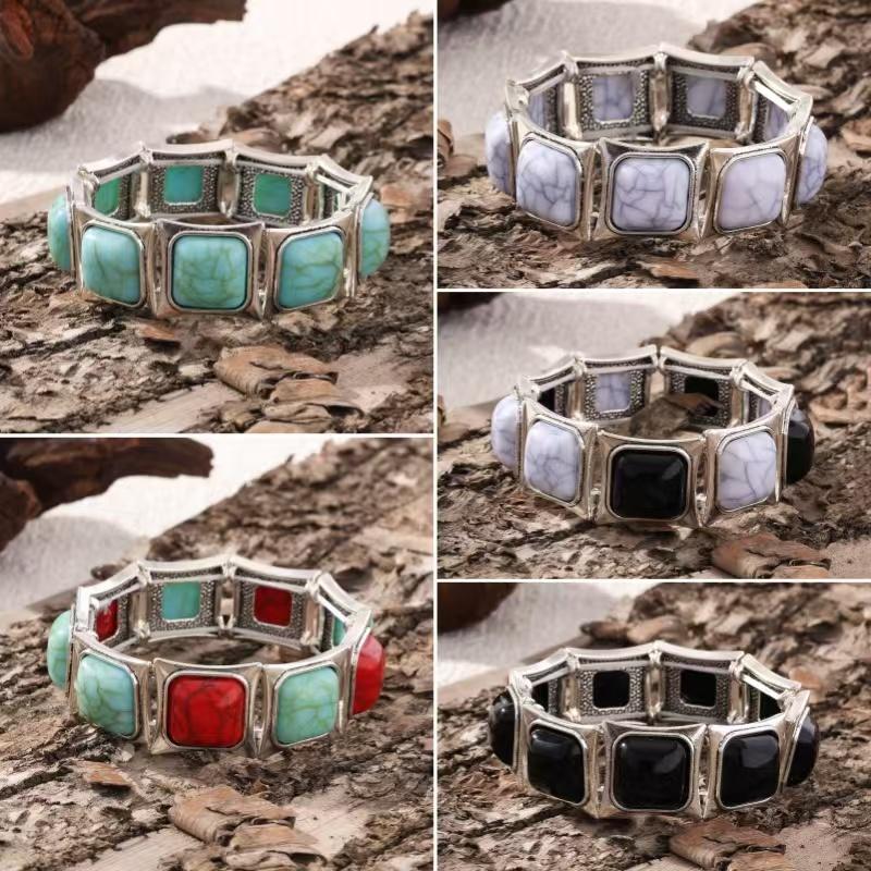 Vintage Böhmisches Armband mit grünem Stein, Damenarmband im Ethno-Stil, personalisierter geometrischer quadratischer Schmuck