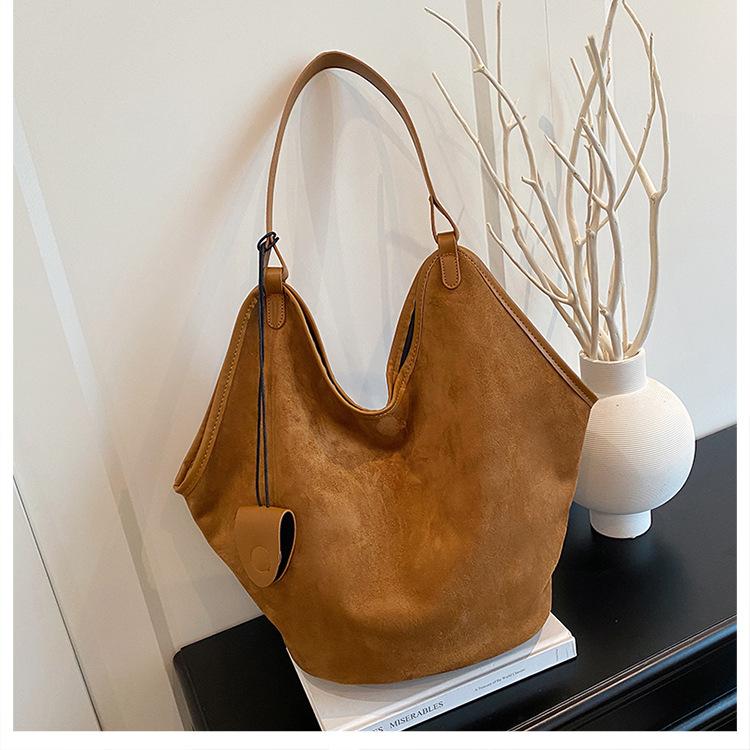 

Матовая ретро сумка женская большой вместимости новая осенне-зимняя универсальная сумка через плечо нишевая сумка-тоут для通勤 коричневый