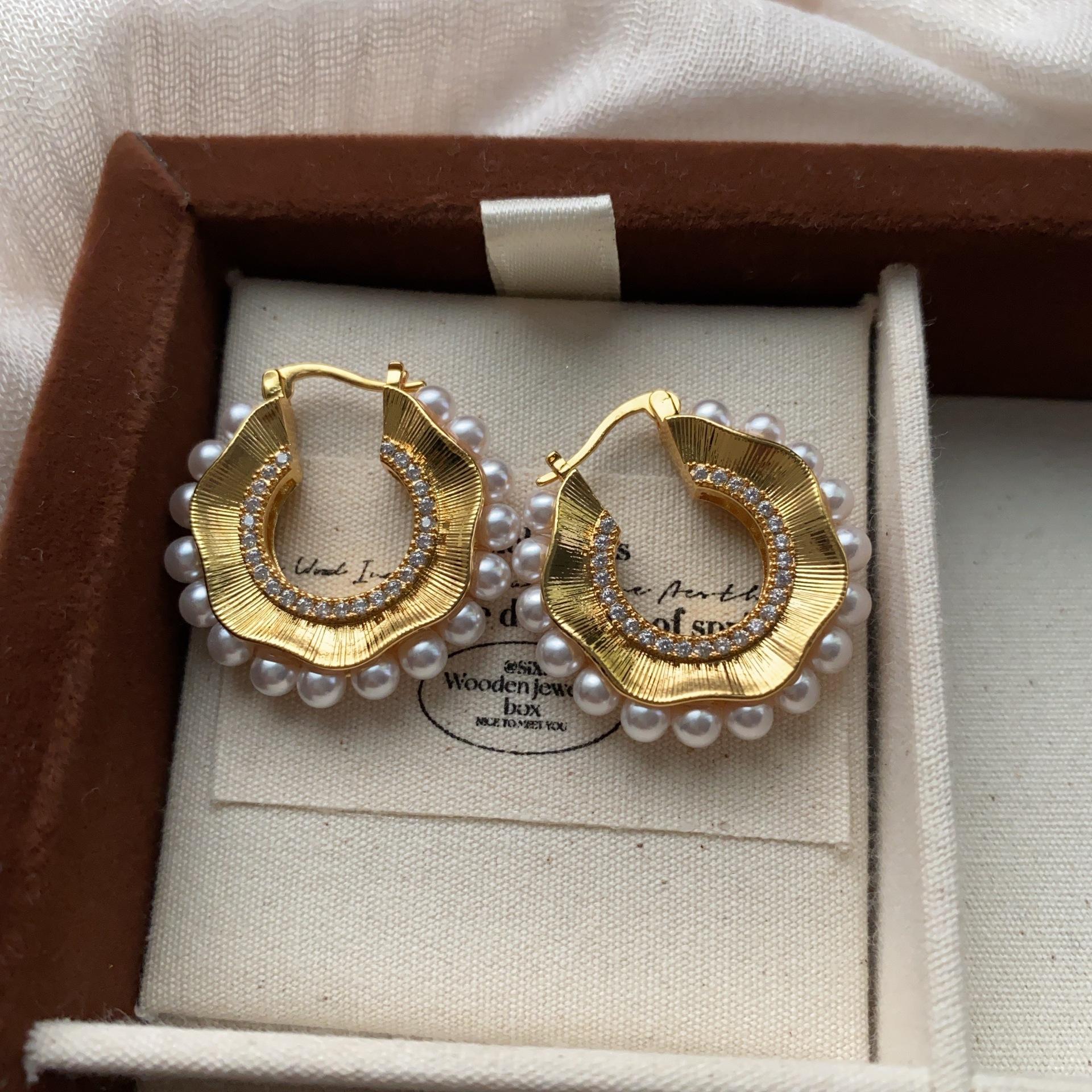French Retro Temperament Rice Grain Pearl Earrings Irregular Pleated Semi-Round Earrings Exquisite Temperament Stud Earrings