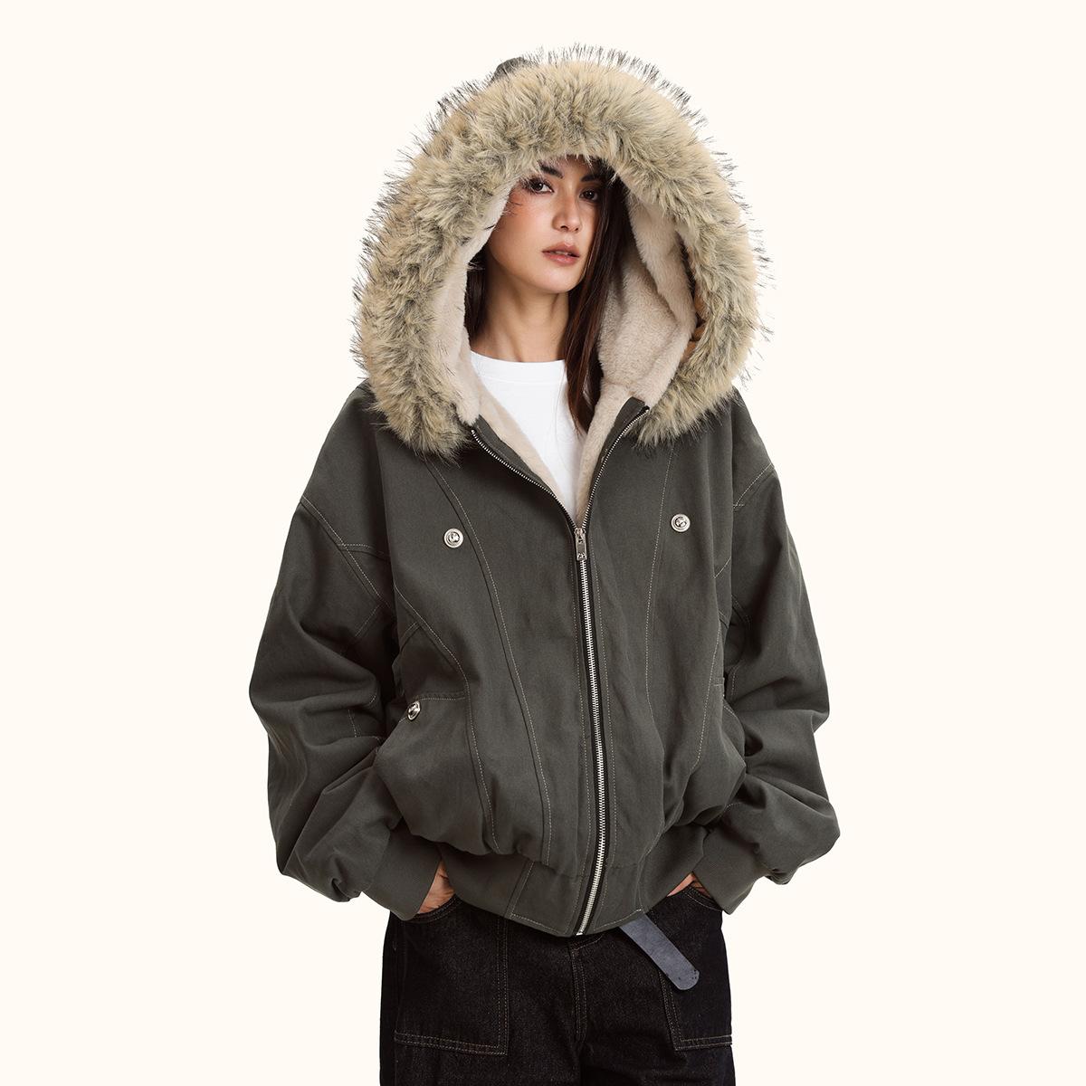 Parkas ar kapuci un kažokādas apkakli