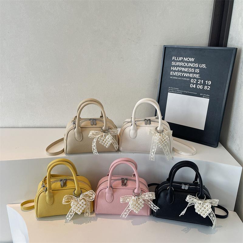 Fashion messenger bag niche casual small square bag women's 2025 summer new hand carry simple commuter shoulder bag