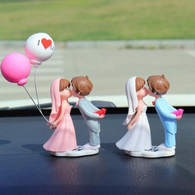 Cartoon Coups Cartoon Ornament Model Svatební pár Postava Car Center Console Balón Dekorace Auto interiér Palubní deska Dárky