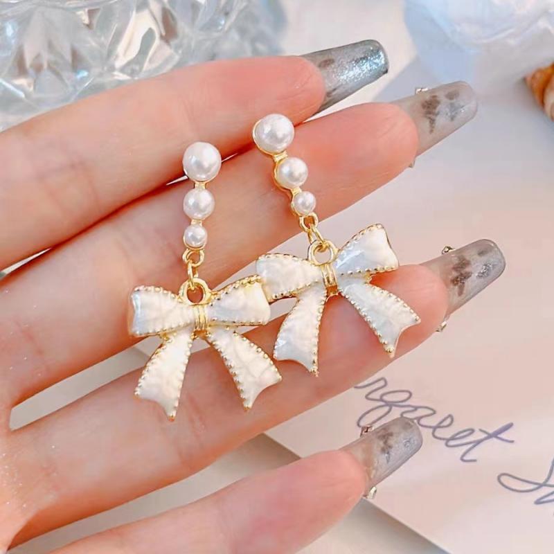 Fashion and elegance, atmospheric bow pearl earrings, women's design sense, versatile, exquisite stud earrings, sweet temperament, ear jewelry