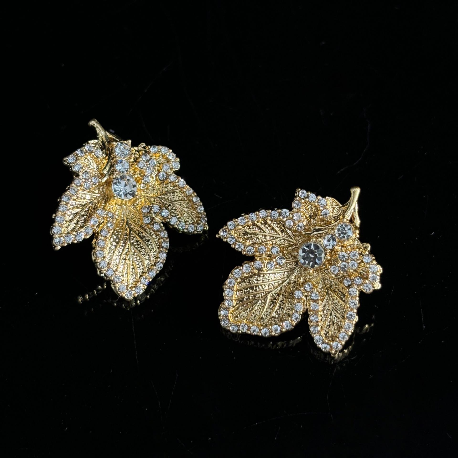 Light Luxury Premium Leaf Necklace Stud Earrings, Fashionable And Simple Set