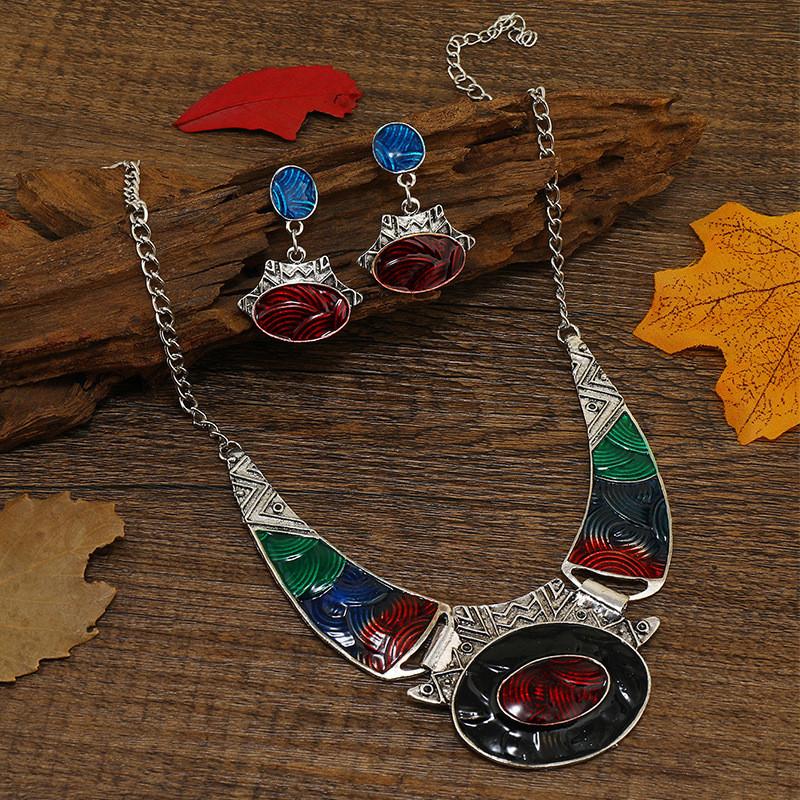 Retro Style Alloy Pendant Necklace With Water Wave Chain For Wedding Celebration