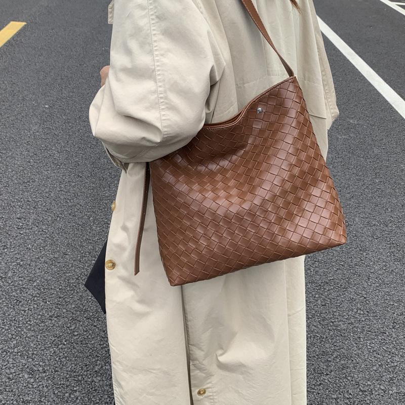 Large-capacity cross-body braided bucket bag for women 2025 pre-autumn new high-end commuter underarm bag tote bag