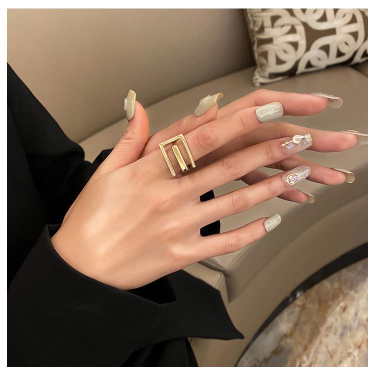 Quadratischer Indexring aus Titanstahl - Modischer Europäischer Kaltstil für Damen, Schlichtes Design, Kleiner Schlichter Bandring