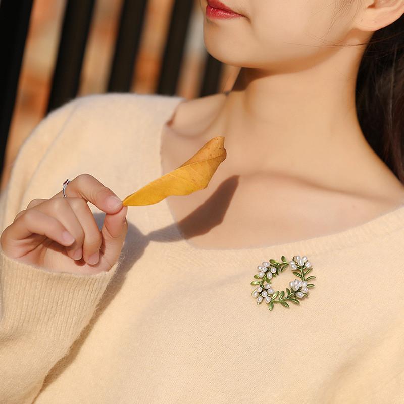 Vintage Floral Brooch Pin With Alloy Material For Wedding Gift And Souvenir
