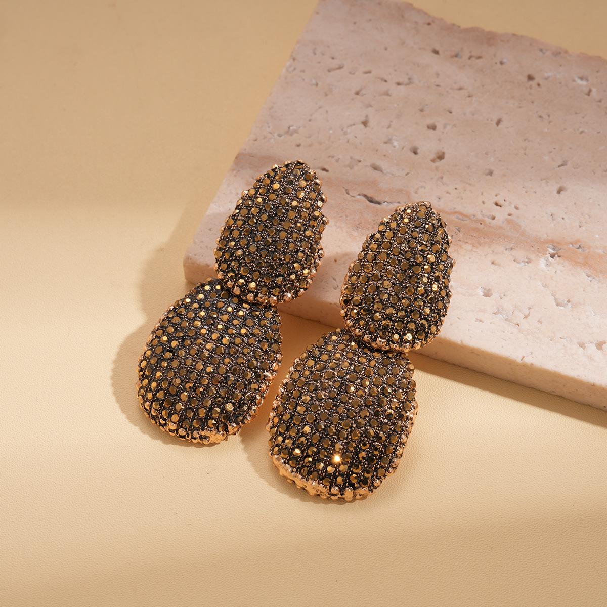 Diamond-set oval water drop earrings, stud earrings, exquisite niche earrings.