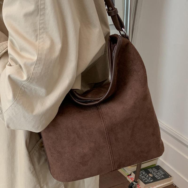 Stylish commuter large-capacity tote bag women's 2025 autumn new suede retro fashion casual shoulder bag bag