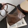 Retro fashion underarm bag women's new 2023 autumn and winter simple versatile tote bag high-end commuter shoulder bag