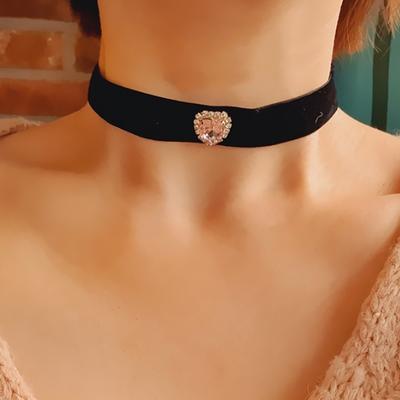 Κολιέ και μενταγιόν – Chokers