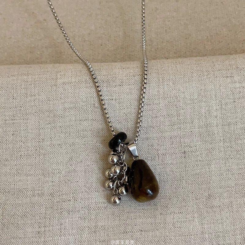 Retro Round Resin Necklace: Versatile, Fashionable High-End Clavicle Chain for Women