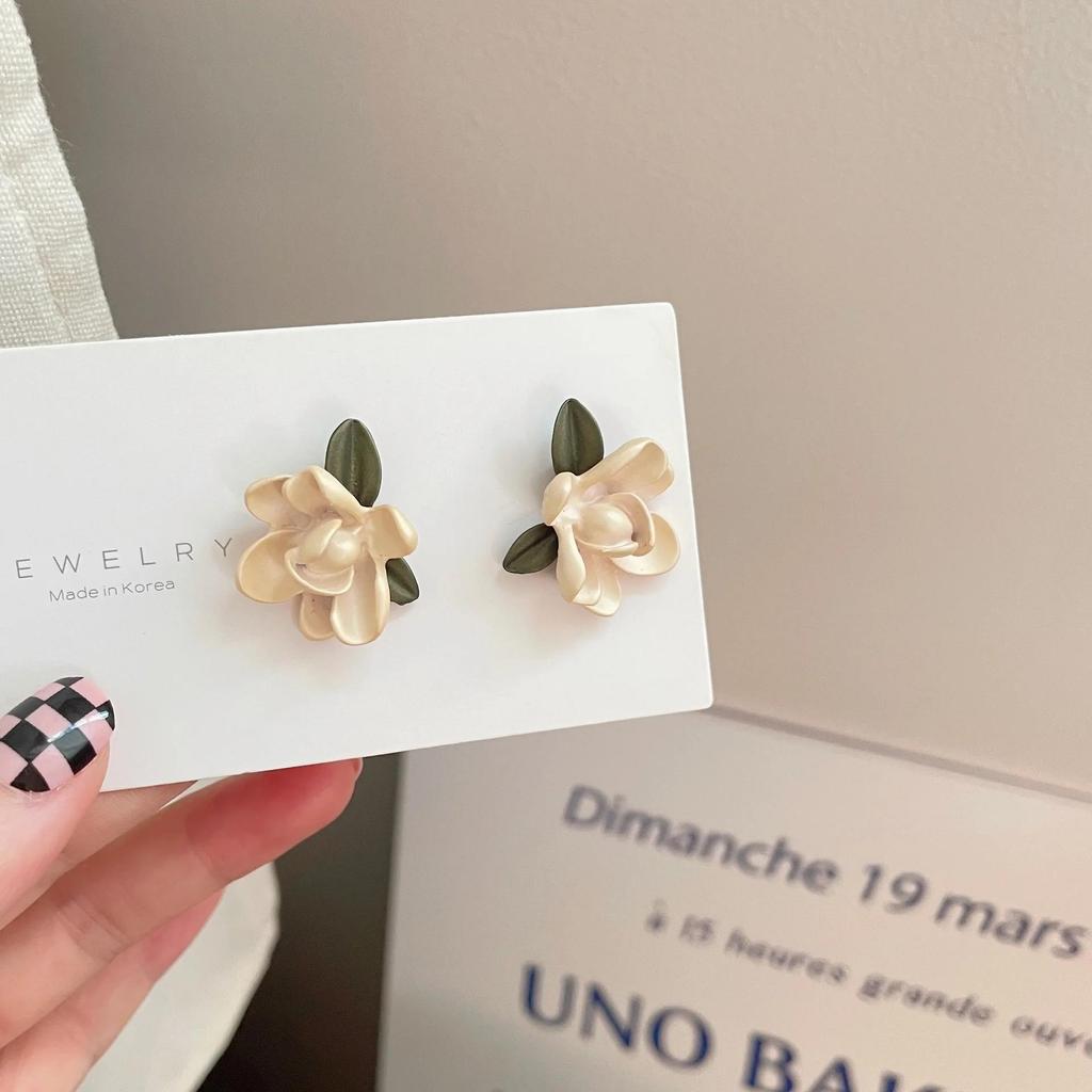 Fashion Asymmetrical Gardenia Pearl Stud Earrings for Women Girls New Design Green Flower Earrings Jewelry Accessories Gift 2023