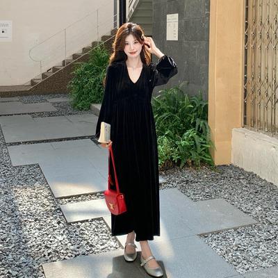 Zlaté zamatové šaty v štýle Hepburn: Jesenné francúzske retro dlhé šaty s véčkom a naberanými rukávmi, so zvýrazneným pásom 2024