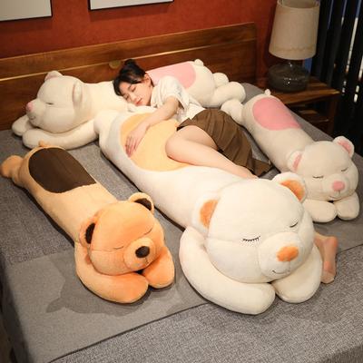 Kleine Bärenpuppe, Umarmungskissen, Junge und Mädchen, die auf dem Bett schlafen, Stoffpuppe, Bärenpuppe, großes Bärenplüschtier