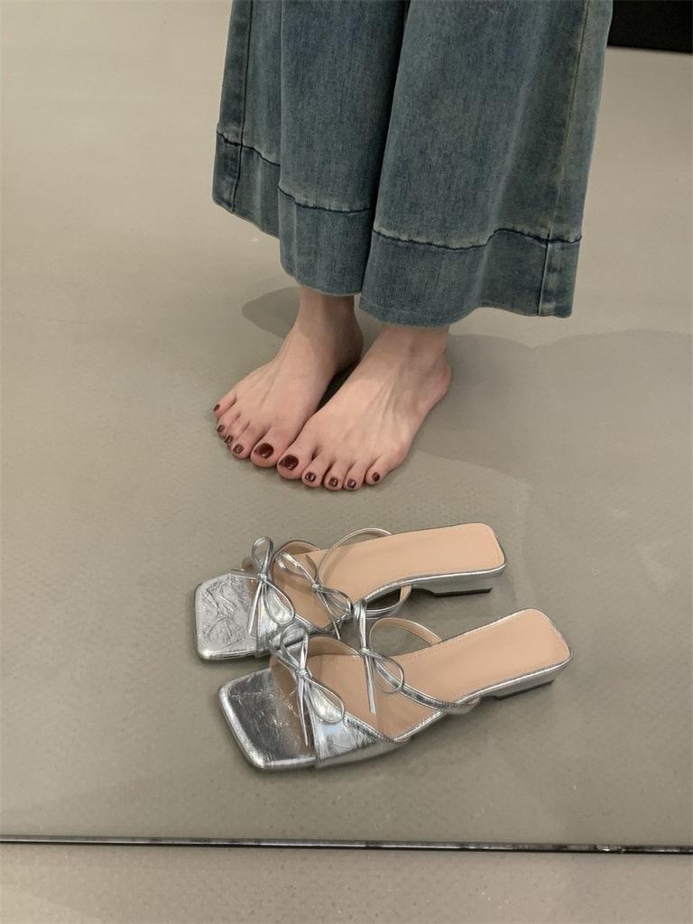 Französische quadratische Zehenpartie offene coole Hausschuhe Damen 2025 Sommer schöne Schleife Feenwind nach dem Tragen Sandalen mit dickem Absatz