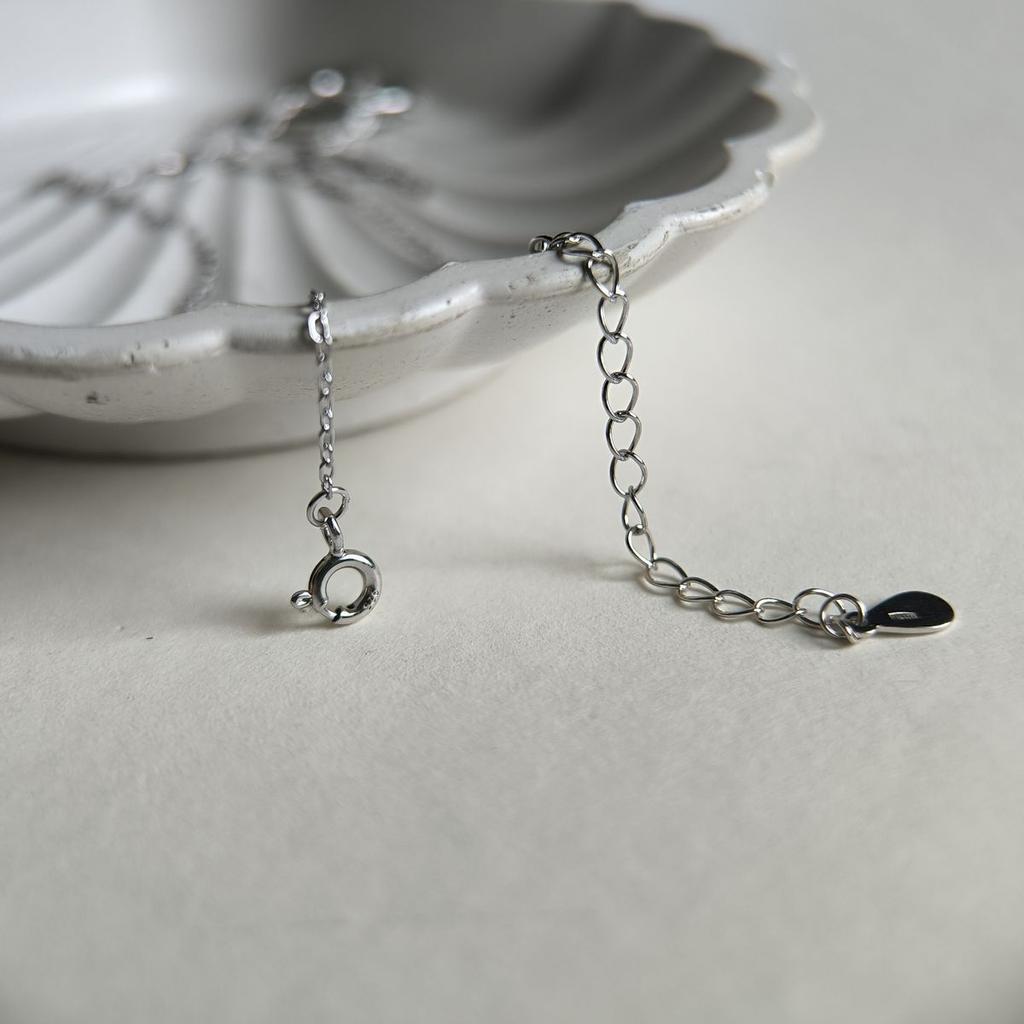 Серебряное колье с фианитами, вес изделия 3,95 гр (2186953)