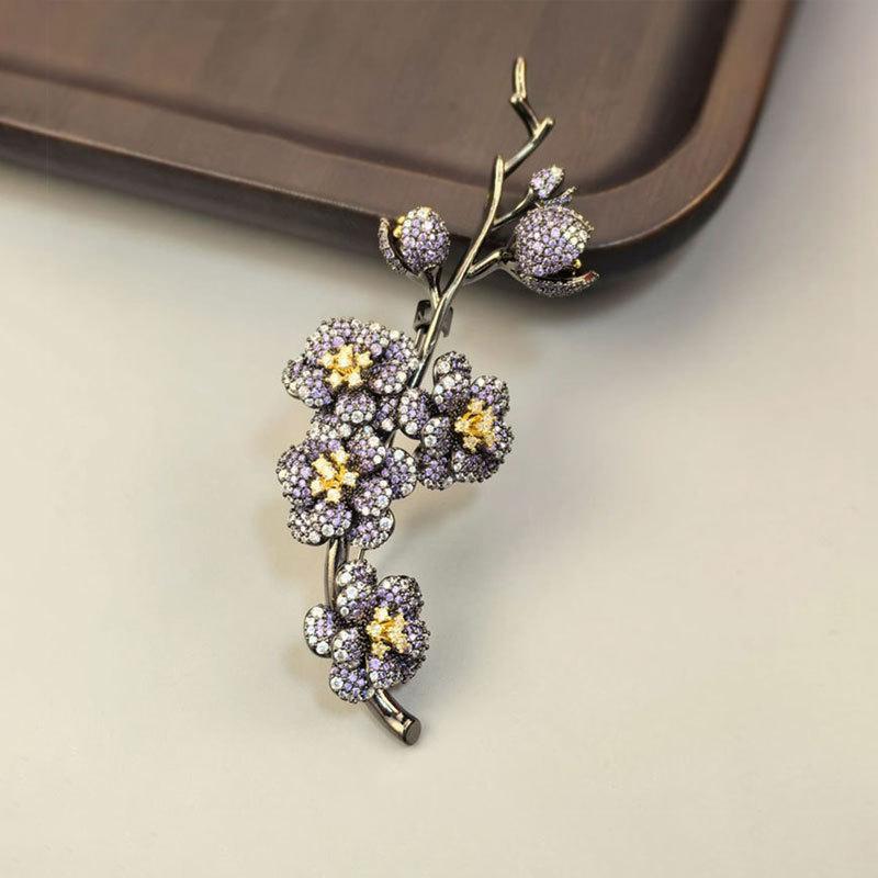 

Женская брошь в элегантном дизайне «легкая роскошь», инкрустированная цирконом, в виде цветка сливы. Модная и универсальная, нишевый дизайн.