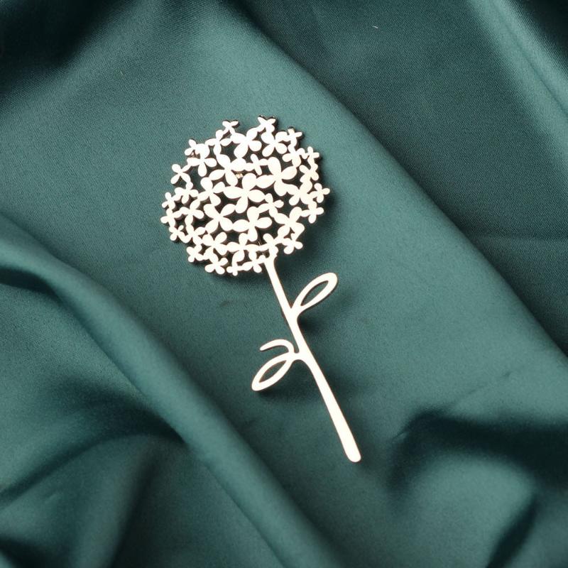 Elegant Metal Dandelion Brooch Hollow Pin for Women Fashion Floral Lapel Accessory for Gift or Celebration