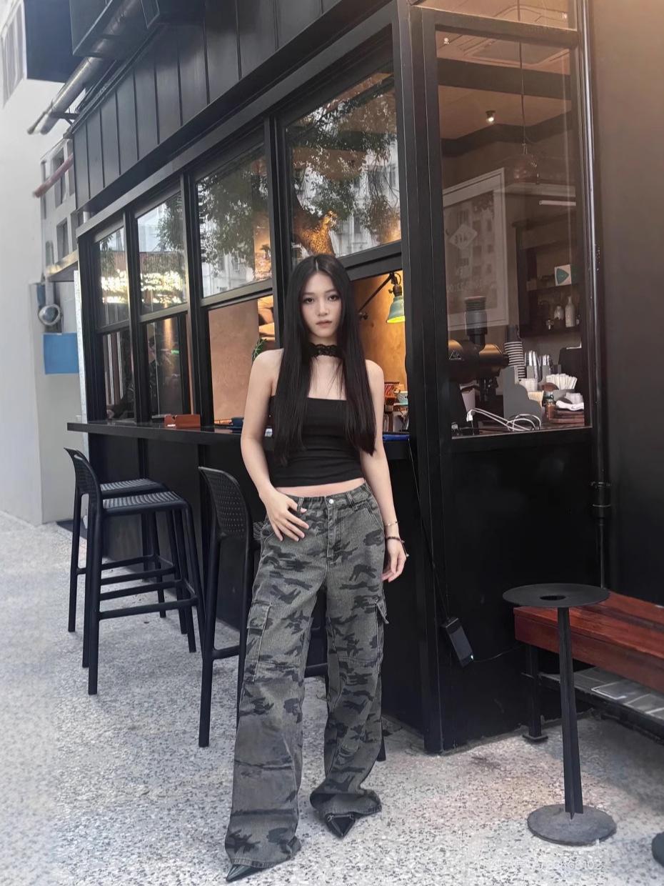 

Women s Retro Camouflage Distressed Jeans with Large Pockets (Style 3079) S камуфляжний
