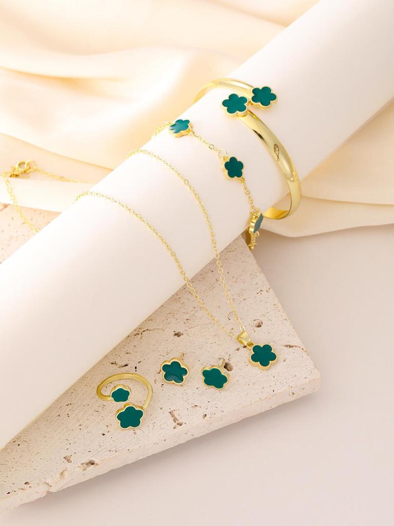 Vielseitiges Schmuckset mit fünfblättrigem Kleeblatt: Halskette, Ohrringe und Handschmuck – 5-teiliges Glücksblumen-Design für Damen