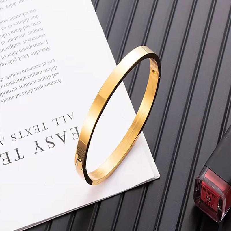 Titanium steel bracelet, smooth stainless steel bracelet, girls' advanced sense, fashionable and versatile, simple and light luxury bracelet