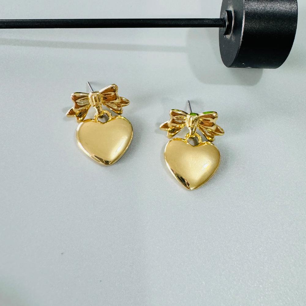 

Retro Heart Bow Earrings: European & American High-End Alloy Studs золотой