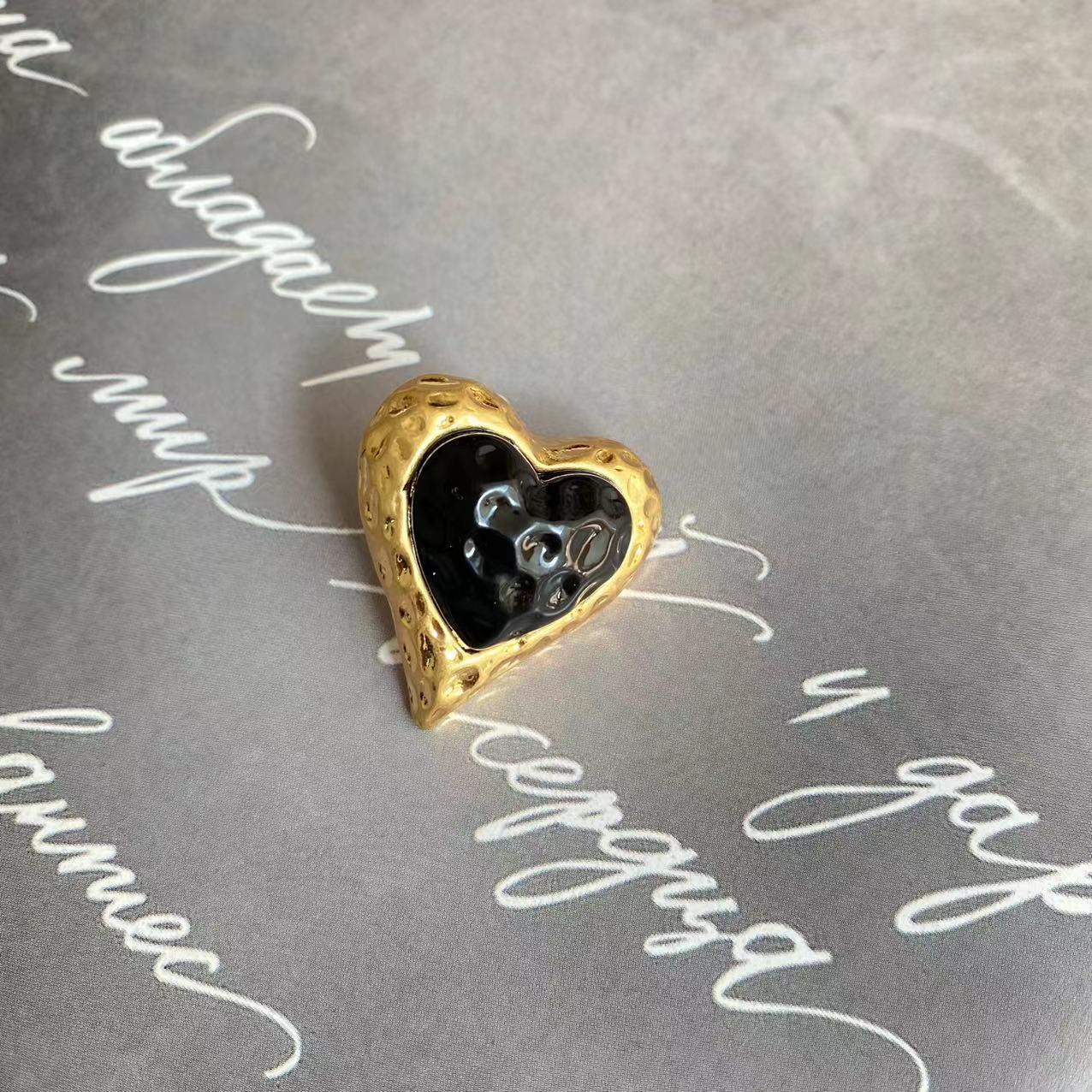 

Ретро Набір Ювелірних Виробів зі Скляним Серцем: Сережки, Браслет, Брошка та Каблучка з Позолотою