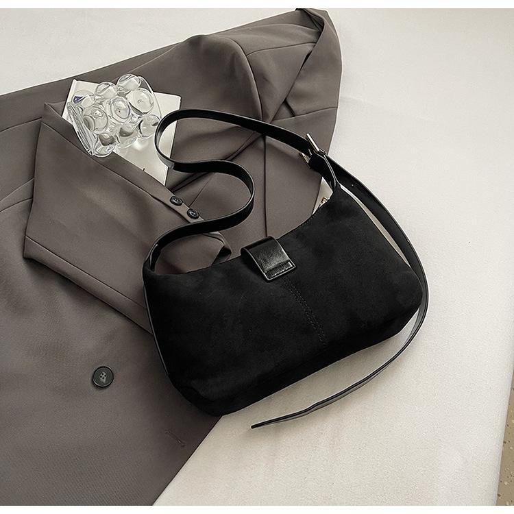 

2025 autumn and winter single shoulder matte texture tote bag versatile underarm bag women s simple commuter portable oblique span 30*8*18 чёрный