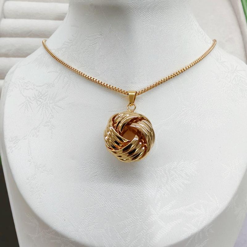 Elegant European & American Luxurious Geometric Twist Earrings & Necklace Set