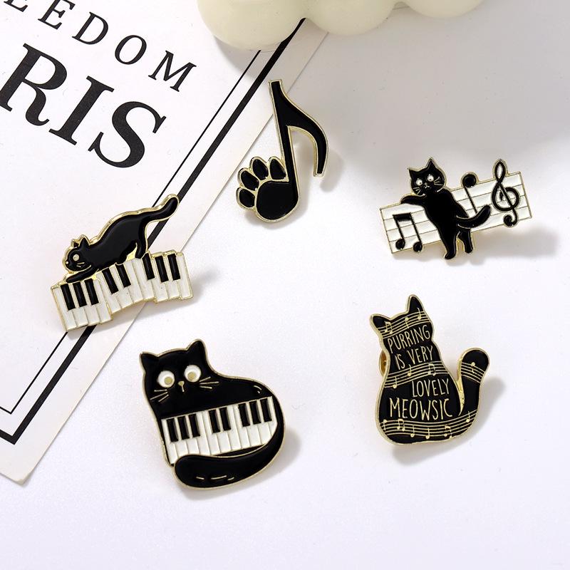 Spilla Gatto Cartone Animato Tasti di Pianoforte Nota Musicale - Accessorio Carino e Versatile