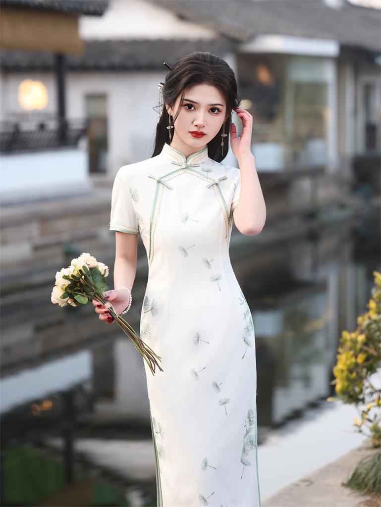 1011 spring and summer new composite lace embroidered lace medium and long cheongsam retro Republic of China style beige and elegant cheongsam