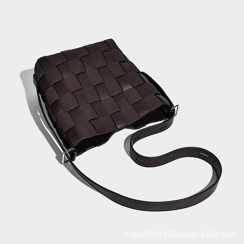 Niche Leisure Vacation Style Checkerboard Woven Armpit Bag for Women, New Commuter Mother Bag, Single Shoulder Crossbody Bucket Bag