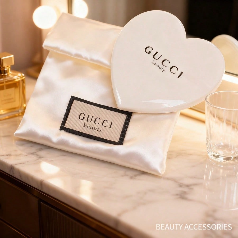 

Gucci Beauty Heart Mirror with Shimmer Satin Pouch Set белый