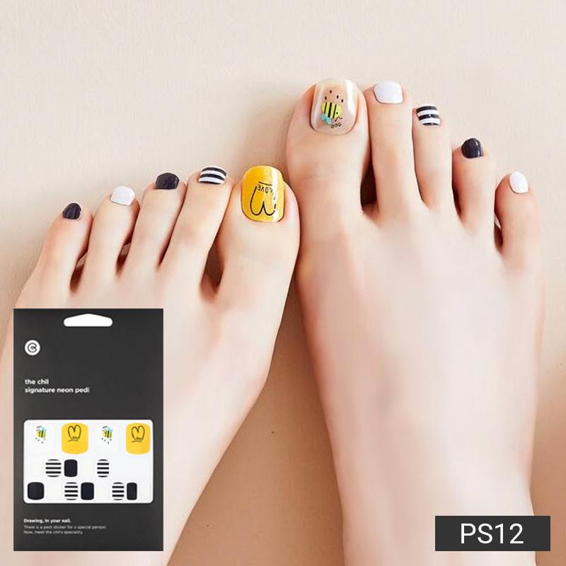 Daily Classics Pediküre Nagelsticker - 37 selbstklebende Spitzen, Soft Check & Blumendesigns, Schnelle 5-Minuten-Pediküre