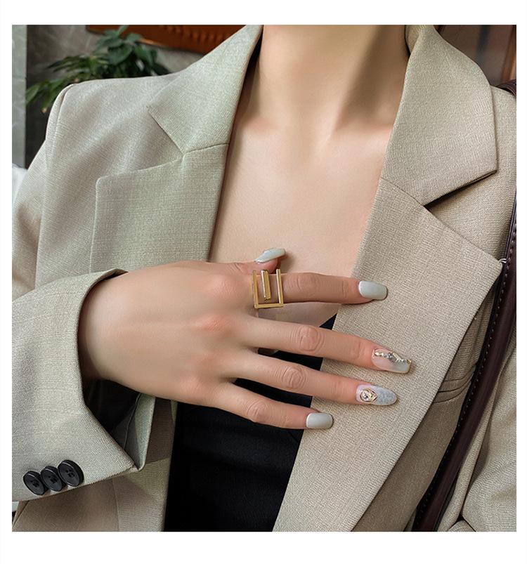 Quadratischer Indexring aus Titanstahl - Modischer Europäischer Kaltstil für Damen, Schlichtes Design, Kleiner Schlichter Bandring