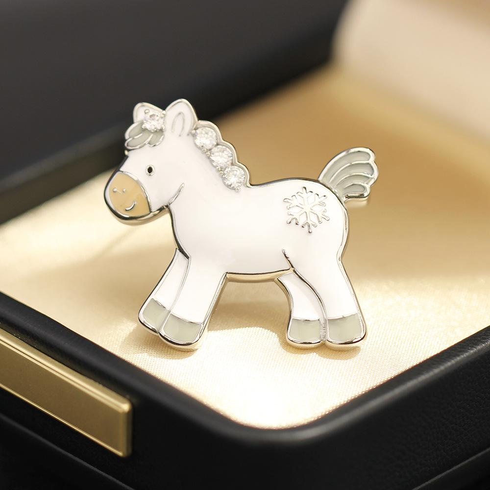Novo Produto de Ano Novo Ano do Cavalo Óleo Pingado Três Cores Potro Broche Delicado Cravejado com Diamante Versátil Animal Zodíaco Cavalo Alfinete Feminino