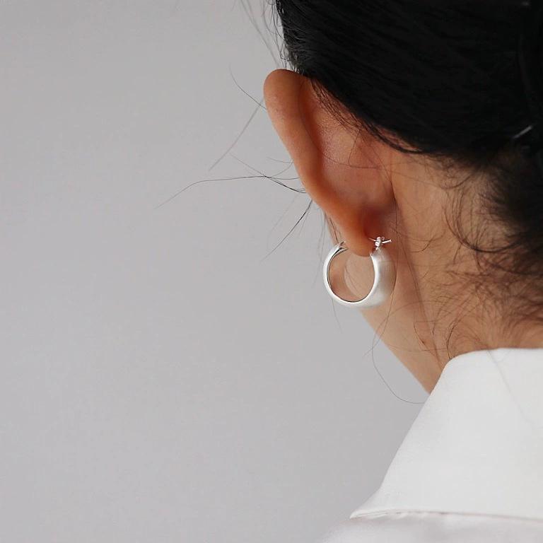 Exquisite Metall Gebürstet Matt Kugel Ohrstecker Für Damen Pendeln Senior Temperament Einfache Und Vielseitige Ohrringe